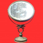 Lindo e antigo espelho vintage,  estilo Art Nouveau, anos 50, Em metal no tom dourado. Medida: 27cm x 17cm.