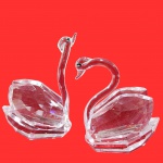 Lindo e antigo conjunto contendo par de cisne, ao feitio de porta guardanapos, em cristal lapidado, no tom rosé, utilizado como símbolo de amor e fidelidade .  Medida: 12cm alt x 12cm.