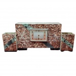 Antigo Relógio de lareira Art Déco francês, em mármore variegado em tons de rosa, marrom e verde. Com duas bases lateral. Medida total: 53cm x 21cm. obs. (Possui máquina, não possui ponteiros, no estado).