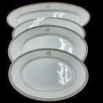 C.T. Altwasser - Conjunto contendo quatro grandes travessas de servir, em porcelana alemã, vitrificada em formato oval, com rica  decoração com motivos florais e frisos de ouro. Medida maior: 60cm x 25cm, medida menor: 32cm x 22cm.  Obs: uma apresenta bicado na parte de tras.