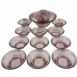 CRISTAL - Conjunto contendo de 13 bowl em cristal no tom âmbar, conjunto contendo um bowl maior para servir doze tigelas.  Medida maior: 23cm e 13cm.