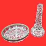 CRISTAL - Conjunto de duas pecas em cristal lapidado. Sendo uma petisqueira e um Bastão todo lapidado no padrão geométricos.. Medida maior:  25cm, medida petisqueira: 20cm x 5cm.
