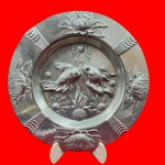 Placa decorativa estilo Art Nouveau, ricamente ornamentada motivos subaquáticos, confeccionada em metal prateado. Medida: 41cm.