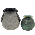 Par de antigos vasos em cerâmica vitrificada ar deco, com rica decoração em relevos De diferentes cores. Medida maior: 14cm x 15cm.