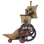 Escultura em madeira, "Pe ao feitio de barco", confeccionada por componentes mecânicos como parte de sua estrutura artística. Medida: 30cm x 35cm.
