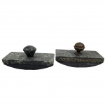 Mata-borrão de mesa antigo, em mármore, sendo um com apliques de folhas e guirlandas em bronze. Medida: 17cm x 9cm.