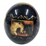ARTE AFRICANA - Ovo decorativo em Cerâmica, estivo ovo avestruz, apresentando pinturas de cena da vida selvagem africana. Medida: 17cm.