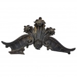 Antigo florão ou aplique decorativo, estilo rococó com detalhes de conchas e folhas de acanto. Em madeira nobre talhada. Medida:53cm x 28cm.