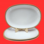 KPM GERMANY  - Conjunto contendo 3 travessas de servir, em porcelana Alemã KPM Krister Porzellan Manufaktu, decorada em frisos dourados. Medida:  43cm x 31cm.