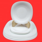 PORCELANA- Conjunto contendo oito pratos, sendo quatro rasos e quatro de sobremesa. Medida: 30cm e 19cm.