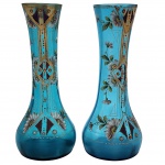 Par de vasos, vidro artístico boêmio azul,  estilo Vitoriano, apresentando pintura em esmalte e detalhes dourados feita a mão. Medida: 30cm.