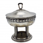 Antiga Sopeira, elevado sobre quatro pés decorado em caneluras e bordas com ricos detalhes de folhagens, Acompanha sua respectiva tampa, em metal prata portuguesa do século XIX. Medida: 26cm x 22cm.