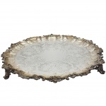 Antigo Centro de mesa estilo art nuveau XIX, encimado por três pés detalhados e uma superfície com motivos florais ou arabescos gravados, Possivelmente prata portuguesa do século XIX. Medida: 32cm x 5cm.