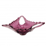 MURANO - Grandioso Centro de mesa em murano no tom rose, com suas bordas onduladas e detalhes vazados que lembram alças ou pétalas abertas, confeccionado em peça única tradicional de Murano que adiciona textura e profundidade visual. Medida: 50cm x 20cm