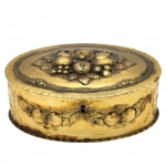 Antiga caixa porta joia, no estilos históricos Europeu Rococó, decorado com frutas e guirlandas em relevos. Confeccionada em metal com rica douradura no tom ouro velho. Medida: 16cm x 12cm x 6cm.