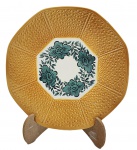 Zeller Keramik - Prato decorativo em cerâmica no tom amarelo texturizado com padrões geométricos. E decorado com padrão floral verde e branco. Medida: 25cm