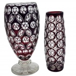Par de vaso em cristal, com rica lapidação circular em double cristal translucido e vermelho. Medida maior: 30cm x 15cm.
