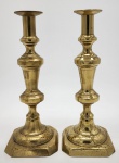 ARTE SACRA - Antigo Par de candelabros, em metal dourado, com seu corpo torneados. Medida: 30cm x 12cm.