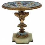 Antiga Tazza Francesa Antiga, centro de mesa decorativo em pedestal Cloisone em rica policromia, escultura de figura masculina (baco ou querubim) neoclássico, típico do século XIX, Peça em bronze com base em mármore branca. Medida: 16cm x 16cm.