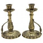 BRONZE - Par de castiçais vintage, estilo Art Nouveau, com ricos detalhes em motivo floral em relevos. Medida: 18cm.