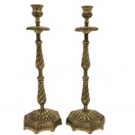 ARTE SACRA - BRONZE - Par de candelabros, com rica ornamentação em relevo ao longo de toda a estrutura e base octogonal decorada no tom envelhecido. Medida: 38cm.