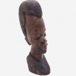 ARTE ÁFRICANA - Escultura de figura masculina com barba, peça Entalhada em peça única de madeira nobre, com ricos detalhes em relevos. Medida: 32cm x 10cm. Apresenta pequena falta no nariz.