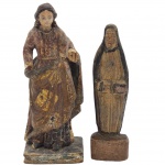 ARTE SACRA - Duas escultura, sendo Santa Rita de Cássia e Santa Luzia,  possivelmente do período colonial brasileiro, confeccionadas em madeira entalhada com policromia (pintura colorida) e detalhes em dourado. Medida maior: 18cm, 16cm. obs. apresentam desgaste natural do tempo, incluindo áreas sem pintura ou com detalhes faltantes como olhos e mãos.