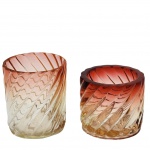 BACARAT  - Par de porta velas, em cristal francês, Art deco XIX, no padrão bambu torcê, em dois tons vermelho no topo ao âmbar na base. Medida maior: 8cm x 7cm.