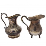 Duas jarras, no estilos vitorianos, com pegas e pés ricamente ornamentadas, peças confeccionadas  em metal espessurado a prata. Medida: 14cm x 13cm.