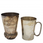 Dois copos, Sendo um com base retorcida e decoração fitomórfica, característicos de peças estilo Julep cup e outro com bojo liso, peças em metal espessurado a prata. Medida maior: 14cm, menor: 12cm.
