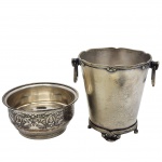 Dois recipientes em metal espessurado a prata. Sendo um balde de gelo e uma petisqueira. Medida maior: 14cm x 12cm.