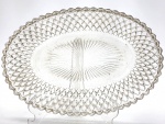 Antiga travessa, com lapidação padrão de diamante em relevo nas bordas e um padrão de raios de sol no centro. Confeccionada em vidro translucido. Medida: 30cm x 20cm.