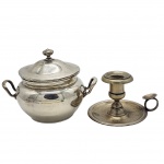 CHRISTOFLE -  Duas peças, sendo um açucareiro vintage de metal espessurado a prata possui um design clássico com duas alças laterais e tampa. E uma palmatória antiga da marca francesa Christofle, possivelmente produzida por volta de 1940. Medida maior: 17cm x 13cm.