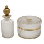 Conjunto de toucador vintage, século XX. contendo um antigo frasco de perfume com tampa e um pote de maquiagem, em cristal decorado em arabescos, e frisos de ouro. Medida maior: 10cm, medida menor: 8cm.