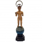ARTE SACRA - Escultura sacra, brasileira do século XIX, representando figura do Menino Deus de pé sobre um globo.  Medida: 34cm. Obs no estado.