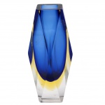 MURANO - Lindo vaso, solitário de meados do século XX, confeccionado em peça única de murano em três tons criando camadas de cores azul cobalto e amarelo âmbar e encasuladas em vidro cristal transparente facetado . Medida: 16CM