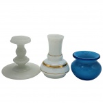 OPALINA - Lote contendo três pecas, sendo um vaso em opalina decorado em frisos. Um vaso solitário em opalina azul e porta vela em opalina branca. Medida maior: 13cm.