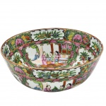 PORCELANA - Antiga tigela Oriental dito "Família Rosa", porcelana Oriental, com ricas decorações policromadas, frequentemente retratando cenas com figuras, pássaros e flores em painéis alternados. Medida: 20cm x 8cm.