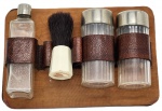 COLECIONISMO - Antigo conjunto de estojo de barbear de viagem, contendo frascos de vidro e uma escova de cerdas. Obs. frascos sem fundos.