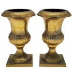 Par de ânfora, art deco anos 50, apresenta um design clássico com uma base quadrada e detalhes em caneluras. Medida: 19cm x 13cm.