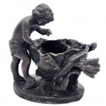 Linda e antiga escultura Francesa, Art Nouveau XIX, em bronze ao feito de "QUERUBIM" com uma urna de flores, em metal espessurado a prata. Medida: 15cm x 15cm.