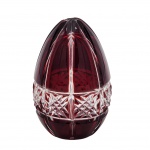 MURANO - Ovo decorativo em cristal vermelho, confeccionado em peça única de murano vermelho, lapidado com detalhes geométricos, como padrões de estrelas ou colmeias. Medida: 12cm.