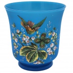 OPALINA - Grande vaso em opalina no tom azul, com rica decoração feita a mão no padrão vegetalistas e pássaro. Medida: 19cm x 19cm.