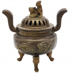 Antigo incensário "censer de cão Fu" vintage de estilo Oriental, com tampa perfumada para a saída de fumaça, sustentado por três pernas (tripé),  com decorações em relevo, como dragões ou pássaros, e alças estilizadas nas laterais. Medida: 18cm x 18cm.