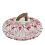 CRISTAL -  Antigo pote porta-joias ou bomboniere, em cristal com detalhes em tom rosa/rubi e uma alça de metal, com rica lapidação em relevos no padrão geométricos. Medida: 16cm x 10cm.