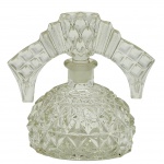 Perfumeiro, no estilo Art Deco, anos 50, com design em leque facetado, com rica lapidação em relevos no padrão bico de jaca. Medida: 13cm x 13cm.