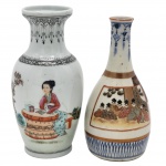 PORCELANA - Dois vasos Oriental, estilo Satsuma XIX, Em porcelana oriental, com rica decoração policromada de cenas de gueixa em um jardim ou ambiente palaciano. E outro cena detalhada dentro de uma moldura, possivelmente retratando personagens em trajes tradicionais Oriental. Medida: 17cm.