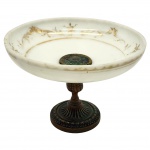 Antigo Centro de mesa, art deco, anos 50, com base toda ornamentada, e centro em opalina branca decorado em frisos. Medida: 17cm x 25cm.