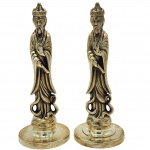 Par de antigas e Pesada estatueta dita " SÁBIOS ORIENTAL" em bronze cinzentado, sendo Par composto por esculturas em bronze representando dois sábios chineses. Historicamente, esse tipo de arte em bronze floresceu especialmente durante as dinastias Ming (1368-1644) e Qing (1644-1911), períodos marcados por um refinamento na fundição de metais e pelo sincretismo entre o Confucionismo, Budismo e Taoismo, Estatuetas utilizada para atrair boa sorte e harmonia. Medida: 30cm.