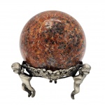 Base em art nuveau, com figuras de querubins, em relevos e vazados, sobre esfera em esfera de pedra natural com tons de vermelho e preto. Medida: 12cm x 12cm. Obs, um apresenta 1 perna faltando.